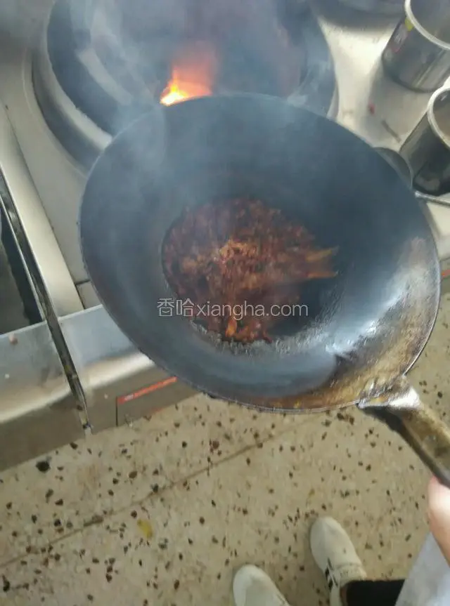 取一点刚刚炸鱼的油放入锅中，放入葱姜爆香，再放入豆芽，翻炒两三下，在放入准备好的五花肉末，炒熟后放入豆瓣酱（豆瓣酱是很咸的，所以我们这道菜不需要再放盐了），加一点酱油和水，不断的翻炒，再加一次水，看见锅里有泡泡冒出的时候就放鱼进去，再次加水，同时把米酒也放进去，加些糖，慢慢的把汤汁往鱼上淋，中火烧一直烧，这时你会发现汁越来越少了，放点味精就能出锅了
