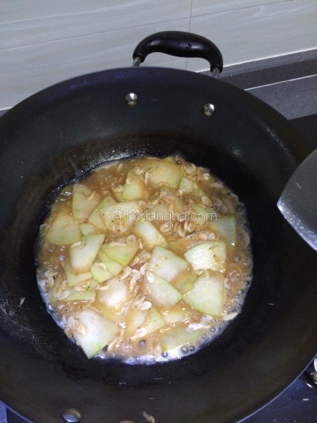 加入蚝油翻炒片刻后，加入半碗清水下去煮。