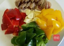 彩椒炒香肠的做法图解1