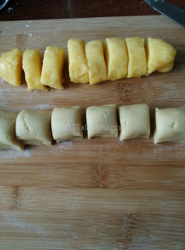 馅和皮分好，我是徒手分没有用称子。皮包馅后压入模具再压出来成形