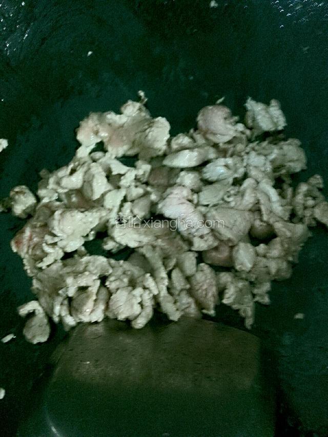 炒锅放火上，倒油烧热下肉片炒至变色。