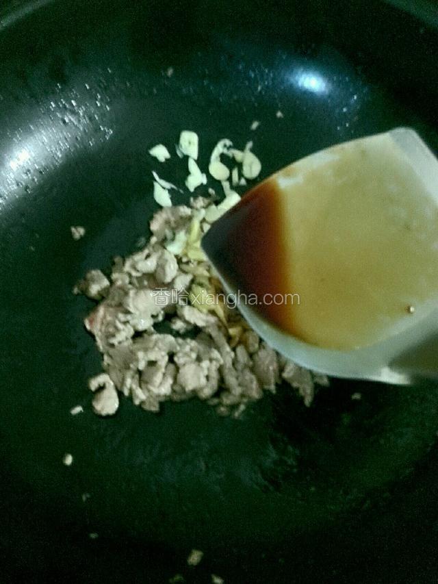 加入酱油，料酒，蒜片，姜丝，盐，清汤少许继续煸炒。