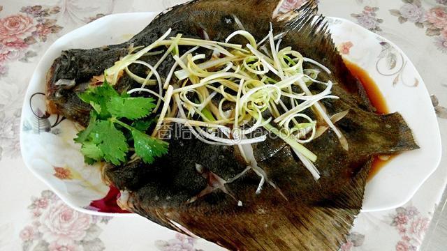 把葱丝撒在鱼身上，锅中烧热油浇在葱丝上，再把蒸鱼豉油放入锅中少添一些水烧热后淋在鱼身上，放上香菜装点一下就可以了。