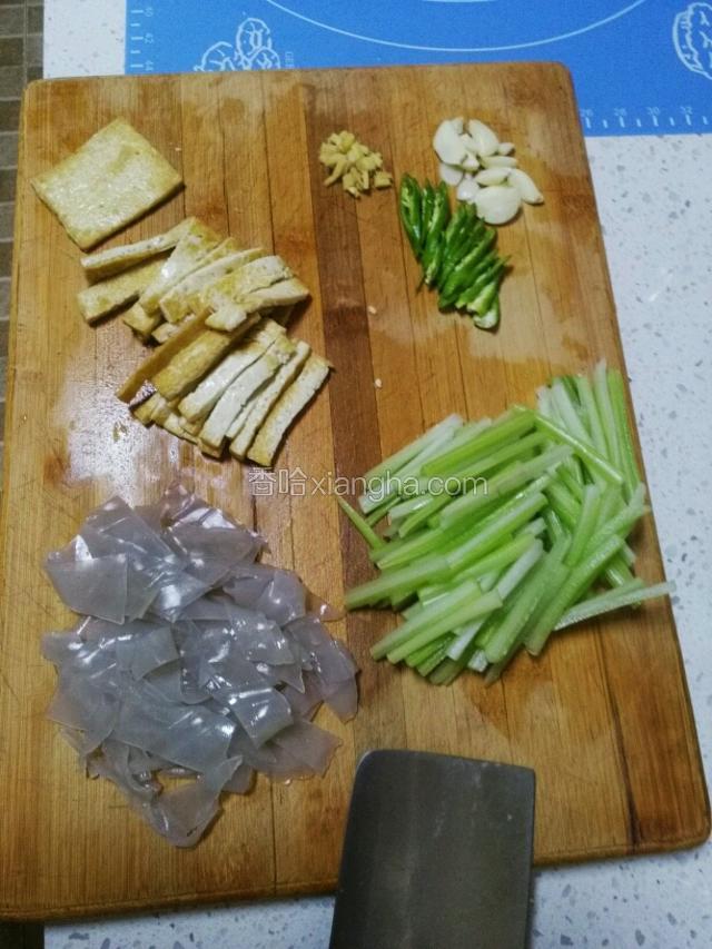 将豆腐，芹菜，粉皮都切条，姜切末，蒜切片，线椒切斜刀