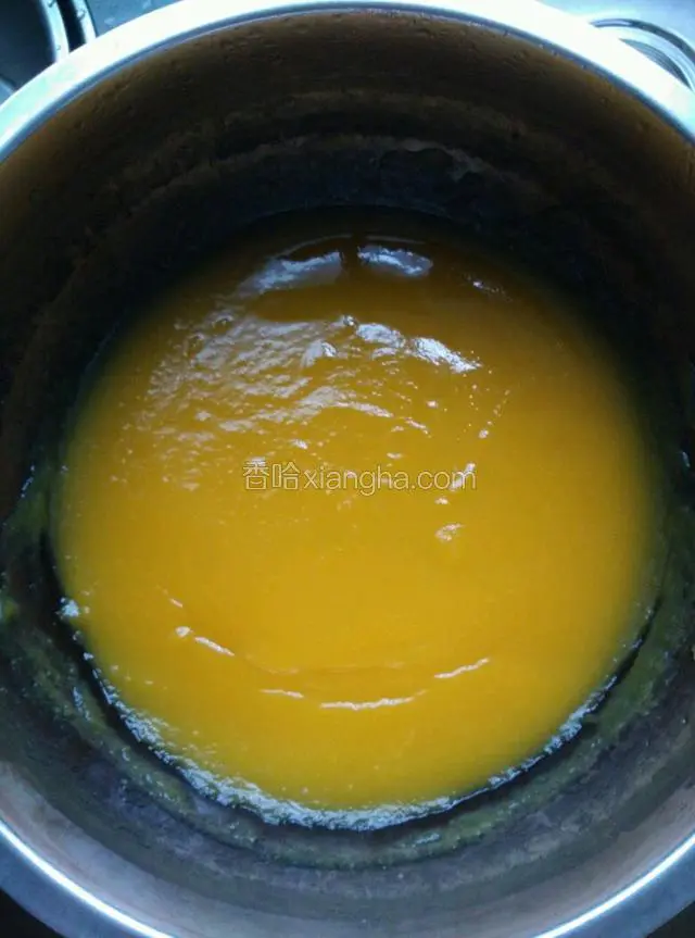 南瓜去皮去芯切片蒸熟加少许水用料理机打成泥
