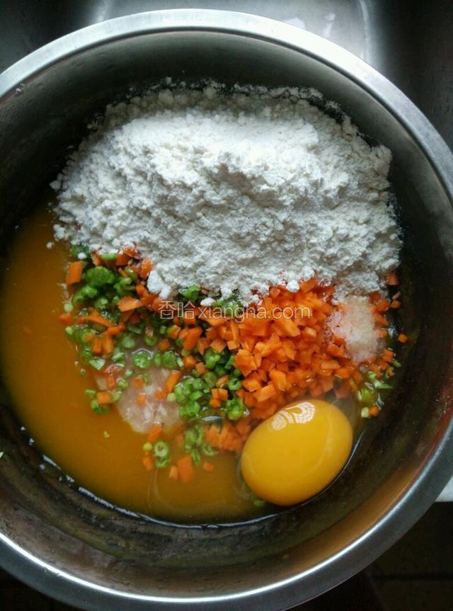 把长缸豆丁，胡萝卜丁，肉末，面粉，鸭蛋，盐，料酒倒进南瓜泥里