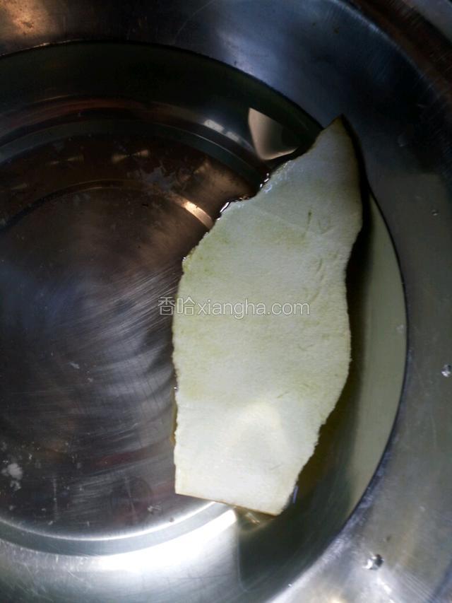 将柚子皮和肉分开，皮放盐水里浸泡10分钟，用水果刀切去白囊