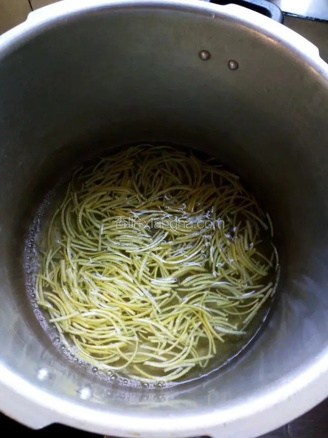 将柚皮放入盐水中煮10分钟，然后捞出