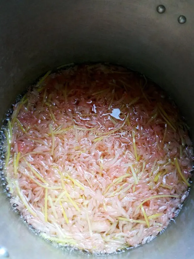 重新将柚肉和柚皮放入锅中，放入冰糖，加两大碗水，大火煮30分钟，中火火煮15分钟，小火煮至粘稠