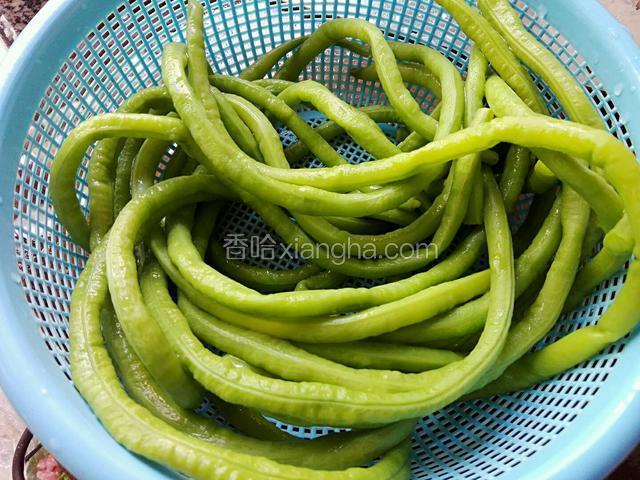 豆角摘去头和尾，锅里烧沸水放入2勺子盐放入豆角焯到熟，捞出过凉水，拿出来沥干水份