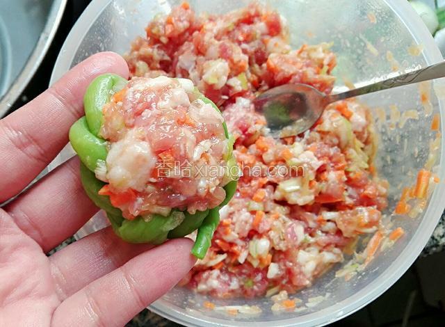 取一个豆角圈酿入肉馅