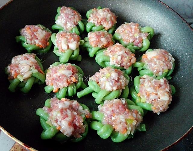 平底锅预热，放入花生油，油温热后放入豆角小火慢煎