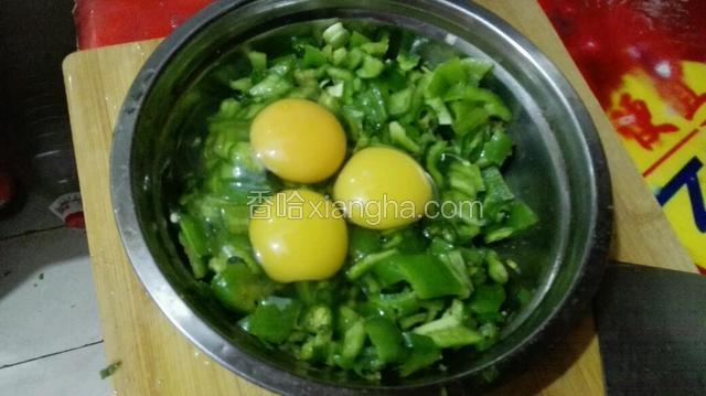 青椒去蒂去籽，切小块，小葱切小块，加入十三香拌匀，再放入鸡蛋搅拌均匀