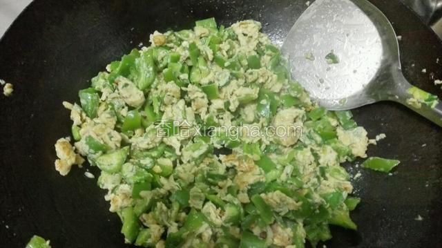 放入盐，味极鲜翻炒均匀