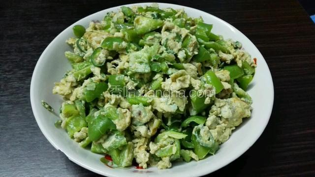 出锅前放入味精调味