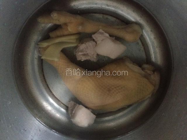 鸡腿鸡脚和排骨飞水去血沫后，放入高压锅，加入一砂锅的水，煮沸20分钟，这期间可以处理其他食材