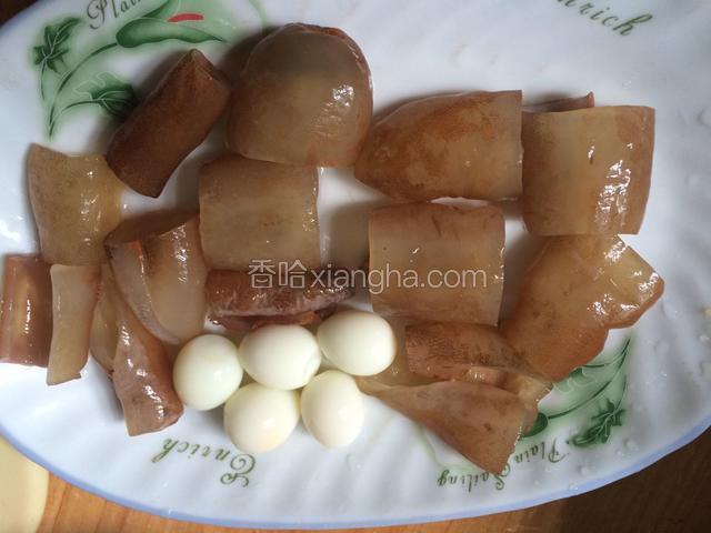 鹌鹑蛋煮熟剥皮，海参切段