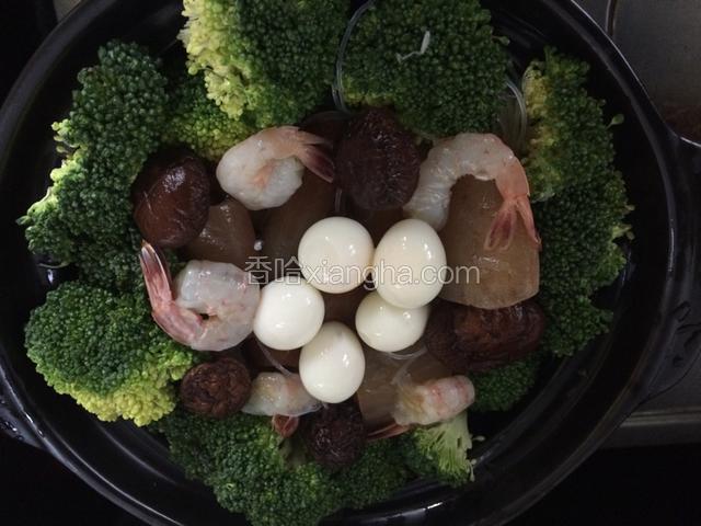 依次放入西兰花（希望口感脆的话可以最后才下），鲍鱼，扇贝，花胶，粉丝，海参，鹌鹑蛋，鲜虾，香菇