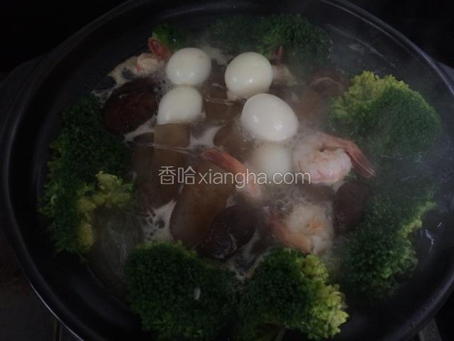 加入高压锅煮出来的高汤、半碗绍兴黄酒，小火炖半小时，起锅前加少许盐。不要盖锅盖。