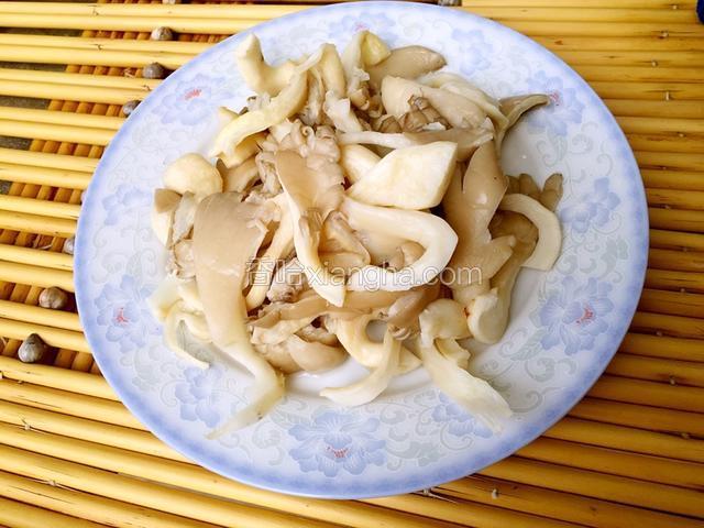 平菇手撕成条状，洗干净 用滚水烫过