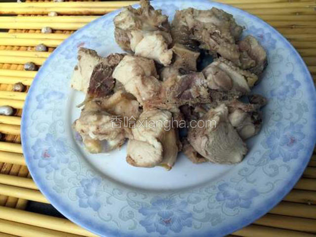 土鸡肉质比较耐煮，先用清水煮熟。汤留起来。