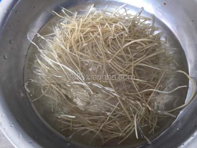 粉丝洗净 用温水泡软