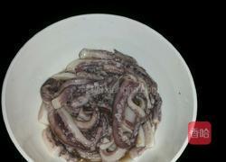 韭菜爆炒鱿鱼须的做法图解1