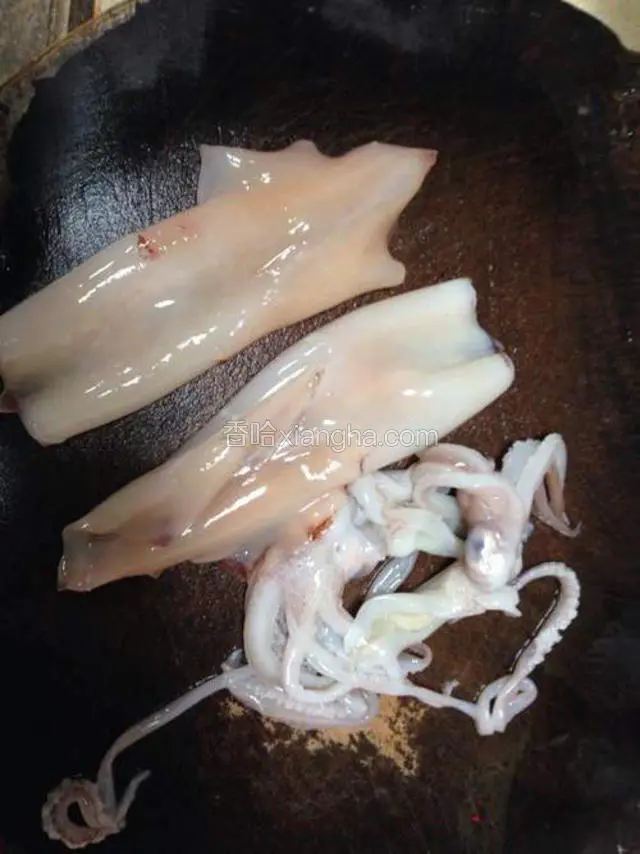 鱿鱼洗干净，出去鱿鱼表面褐色的那层膜