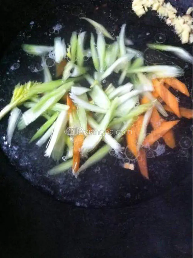 再放芹菜，红萝卜，焯水，捞起备用