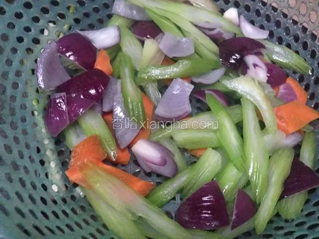 芹菜，红萝卜，备用