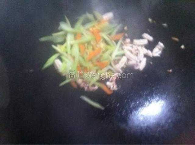 起锅，热油放大蒜，姜，煽香，再倒入鱿鱼，芹菜，一起翻炒