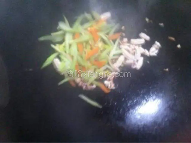 起锅，热油放大蒜，姜，煽香，再倒入鱿鱼，芹菜，一起翻炒
