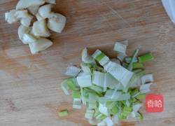 包菜炒辣肠的做法图解1