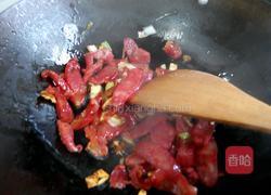 包菜炒辣肠的做法图解5