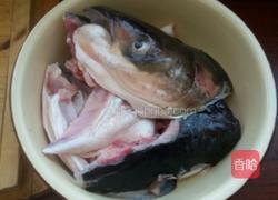 炖鱼头泡饼的做法图解1