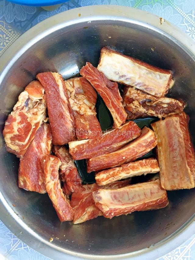 1，把排骨用清水浸泡一个小时，泡掉血水。用盐，糖，鸡粉，生抽，胡椒粉，料酒把排骨腌制30分钟。