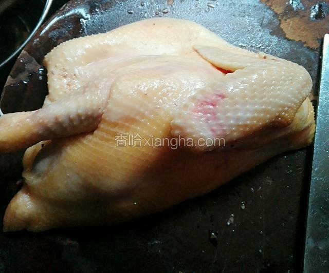 鸡半边收拾干净，锅中烧沸水把鸡放下去焯一下水，捞出来沥干水