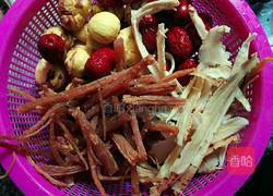 板栗煲鸡汤的做法图解2