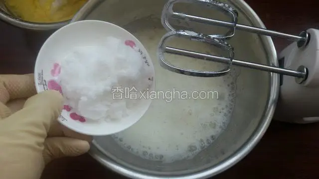蛋白加入塔塔粉，打发鱼泡分次加入糖，打至九分发有尖角即可