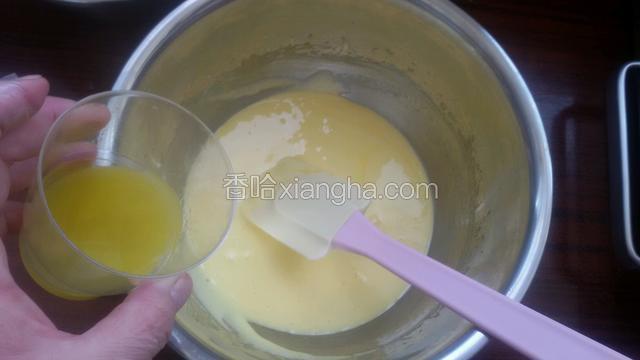 开始制作慕斯部分，蛋黄4个加入糖，用电动打蛋器打制发白，加入榨好的橙汁打均