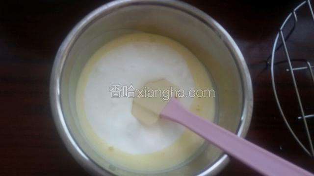 取1/3打好的淡奶油加入过筛蛋黄糊中拌匀