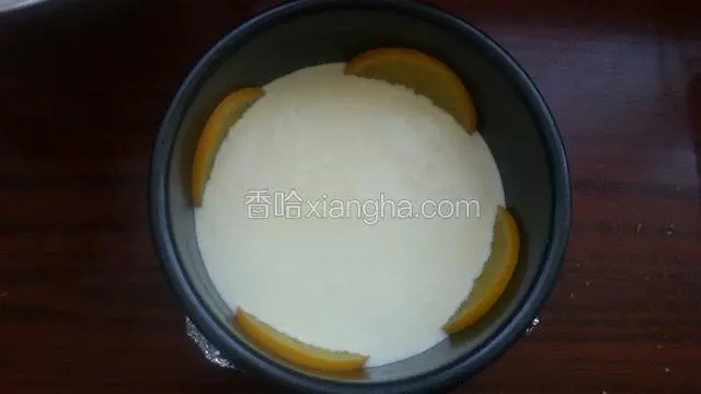 倒入慕斯糊抹平表面