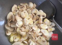 蘑菇炒豆腐的做法图解1