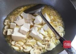 蘑菇炒豆腐的做法图解2