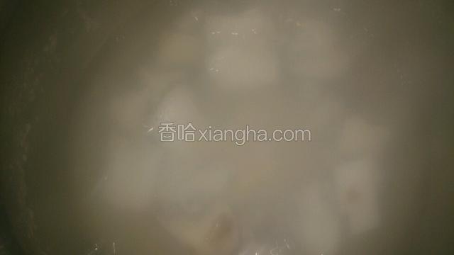 边煮边搅碎。