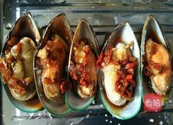 奶酪芝士辣椒蒜蓉烤青口的做法图解2