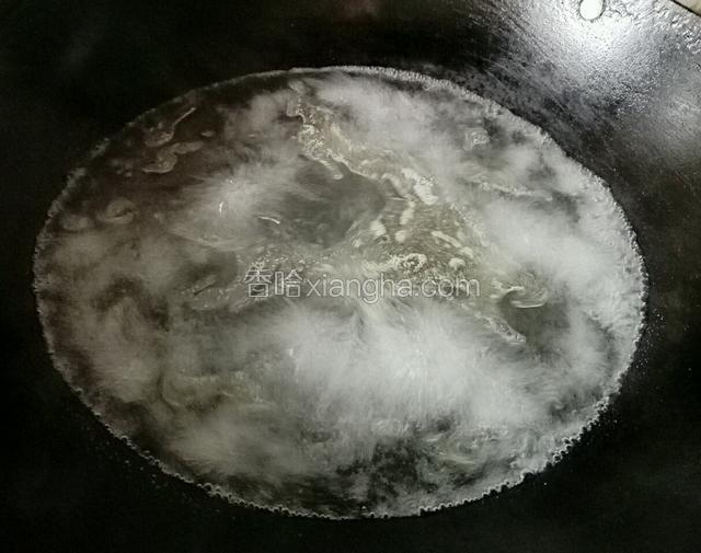 锅中烧沸水，淋入2勺花生油，放入2勺半盐
