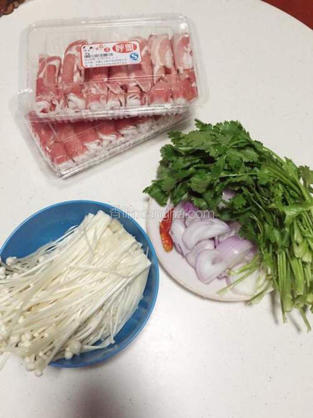准备所用食材，将洋葱切丁状，香菜切3cm左右长条，金针菇浸泡