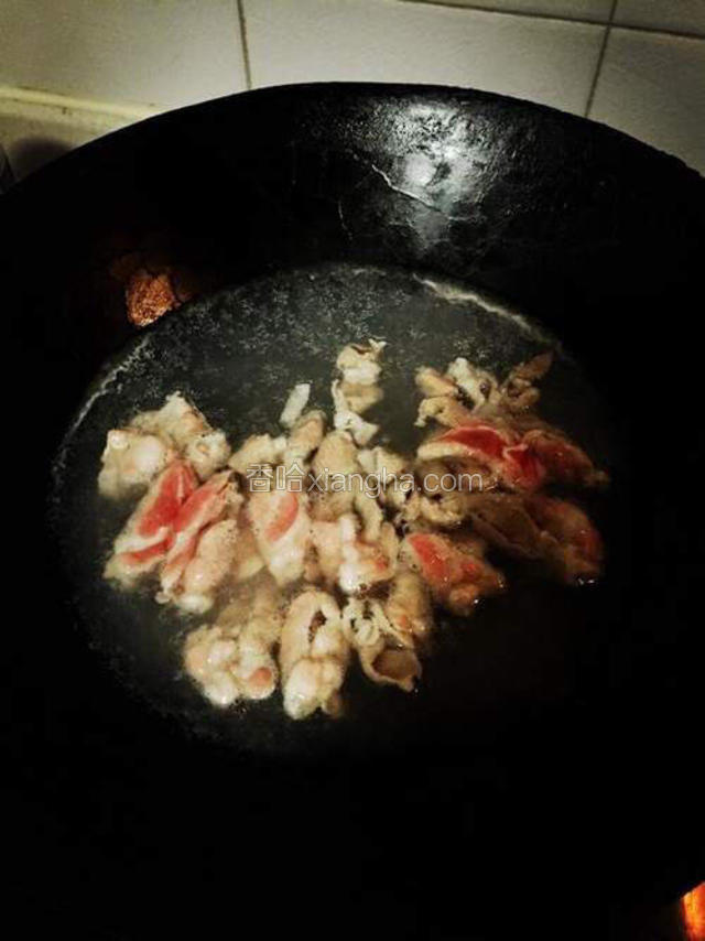 先将羊肉在滚水中烫熟，加入少许料酒，时间不要长没血丝就好