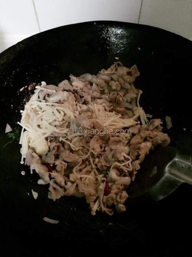 将沥干的金针菇倒入配菜中一起煸炒，炒软后再倒入羊肉卷，加入适量的盐